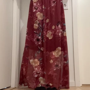 Super snygg vintage Maxi klänning  - Vinröd och jättefin, mycket bra kvalitet inga defekter🩷 jag är 167 för referens, skulle säga den passar mig bra i längden. Nypris 299 kr 