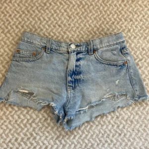 Korta jeansshorts  - Jag säljer mina jättesöta jeansshorts från Gina tricot. De säljs inte längre och därför kommer jag inte ihåg hur mkt jag köpte dem för. Men jag är 160 och de är alldeles för små för mig. 