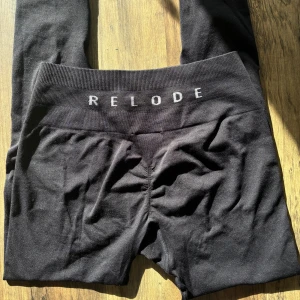 Relode prime scrunch  - svarta relode prime scrunch i storlek XS! Använda, men fortfarande mycket fint skick, se bilder 🩷