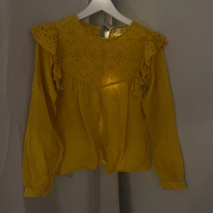 Gul långärmad tröja med volanger  - Gul långärmad tröja med volanger från Zara. Köpt på barnavdelningen men kommer passa xxs/xs 