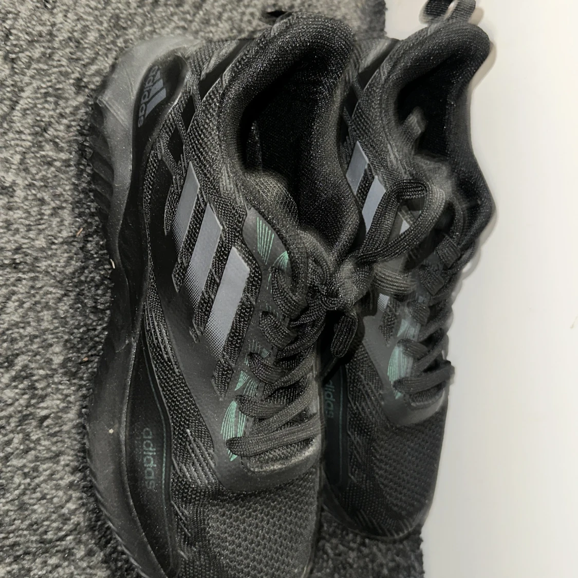 Svarta sneakers från Adidas - 1