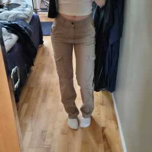 Beige cargobyxor - Snygga beige cargobyxor från stradivarius i stl 34. Använda en del för några år sedan men inga tydliga tecken på användning.