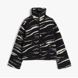 Teddy jacka❤️ - Säljer denna mönstrade flis jacka som tyvärr inte kommer till användning, super fin och varm och passar perfekt nu till våren💞💓priset går att diskutera!!!💓