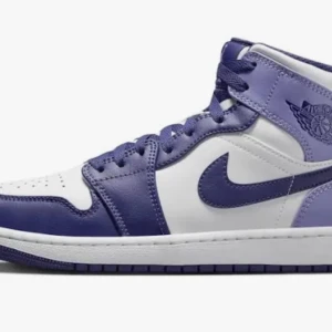 Nike Air Jordans 1 mid  - Säljer dessa jordans som jag köpte men faller inte mig i smaken, original pris nästan 4000 men sänka pris går vid snabb affär 