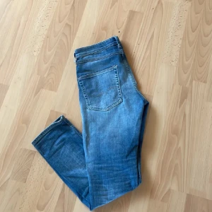 Blå jeansbyxor - Snygga blå jeansbyxor med klassisk.De är nästan helt nya använda ett par gånger.Nypris ligger på 1150 kr och jag säljer de endast för 450 kr!priset går att sänkas vid en snabb affär har ni några frågor e de bara att skriva🌟