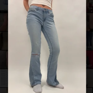 Ljusblå bootcut jeans - Snygga ljusblå bootcut jeans med hål i ena knät. Storlek w28/L32 och modellen är 166 cm🙌Byxorna är lite lång för modellen🫶