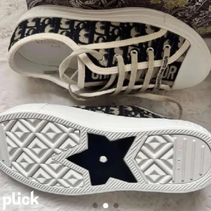Söker dessa sneakers från Dior i str 35 eller 36 - Söker dessa sneakers från Dior. Söker i storlek 35 eller 36! Helst runt 5000kr
