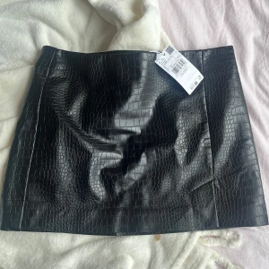 Oanvänd mango kjol - Så snygg och helt ny kjol från mango. Den har en dragkedja på sidan, se bild 3. Säljer då den inte satt så bra på mig och kan inte lämna tillbaka längre💕köpt för 399 kr