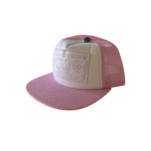 Chrome Hearts Cap - Snygg keps från Chrome Hearts. Justerbar snapback gör att den passar alla. Använd en gång. Tveka inte att höra av dig om du har några frågor!