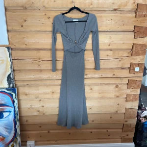 Ribbad klänning från ASOS Design - Supersnygg klänning. Väldigt smickrande. Otrolig u-ringning.  Den har tyvärr blivit för liten för mig. 