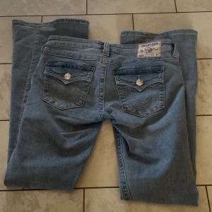True Religion jeans - True religion jeans i strl 26, passar mig som e ca 172 o brukar ha s/m. Använt 5-6 gånger sen har dem mest legat i garderoben 🙃 Nypris 1200kr, mitt pris 900kr