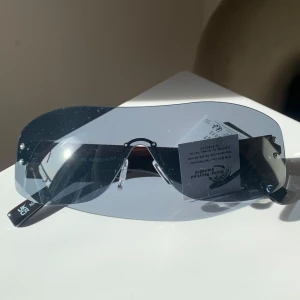 Svarta solglasögon från Gina Tricot - Svarta solglasögon från Ginatricot. Rimless sunglasses. Tyvärr passar de inte mig därför säljer jag dom! Ordinariepris ca 130kr
