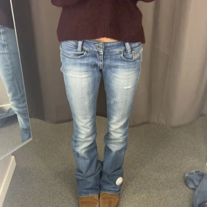 Lågmidjade diesel jeans - Snygga blå jeans från Diesel som är lpgmidjade och bootcut. Storlek w24 L34. 
