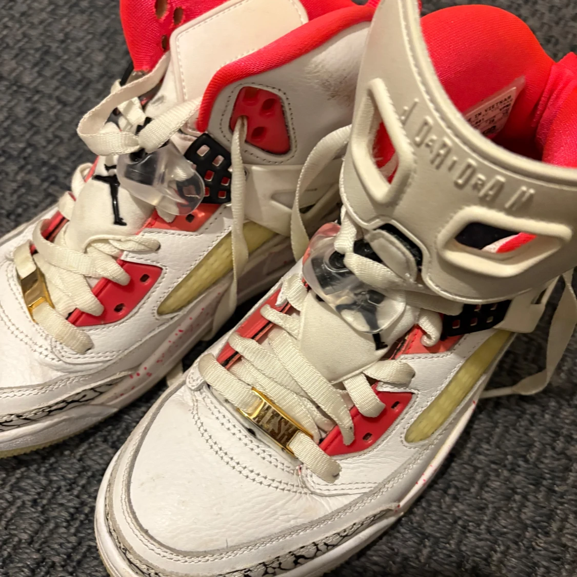 Nike Air Jordans i vitt och rött  - 1