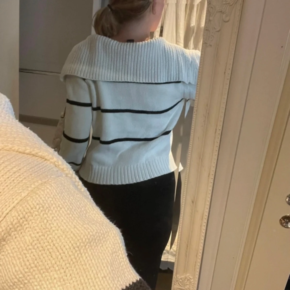 Vit stickad tröja med svarta ränder - 1