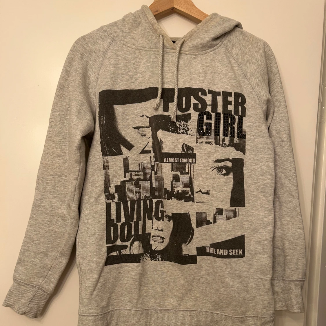 Grå hoodie med tryck