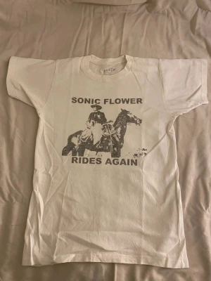 Brandy Melville T-shirt  - Säljer denna jätte fina brandy Melville T-shirten som inte kommer till användning längre, jätte fint skick. Skulle uppskatta storleken till xs-s.