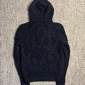 STICKAD CARDIGAN  - Tjena! Säljer nu denna tvär feta Kofta! | Skick 9/10 mycket bra! | Nypris (slut såld) | Storlek M passar S | Mitt pris 799kr | Kom pm vid frågor eller funderingar och cardiganen passar mellan 170-180 cm och 55-65 kg😇