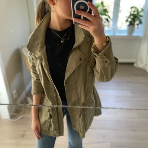 Trendig Trenchcoat - Supersnygg figursydd trenchcoat i färgen olivgrön! Jackan har en figursydd passform. Jackan har tagits ur produktion och säljs inte mer, alltså one of a kind!!💕 Skriv till mig om du är intresserad <3