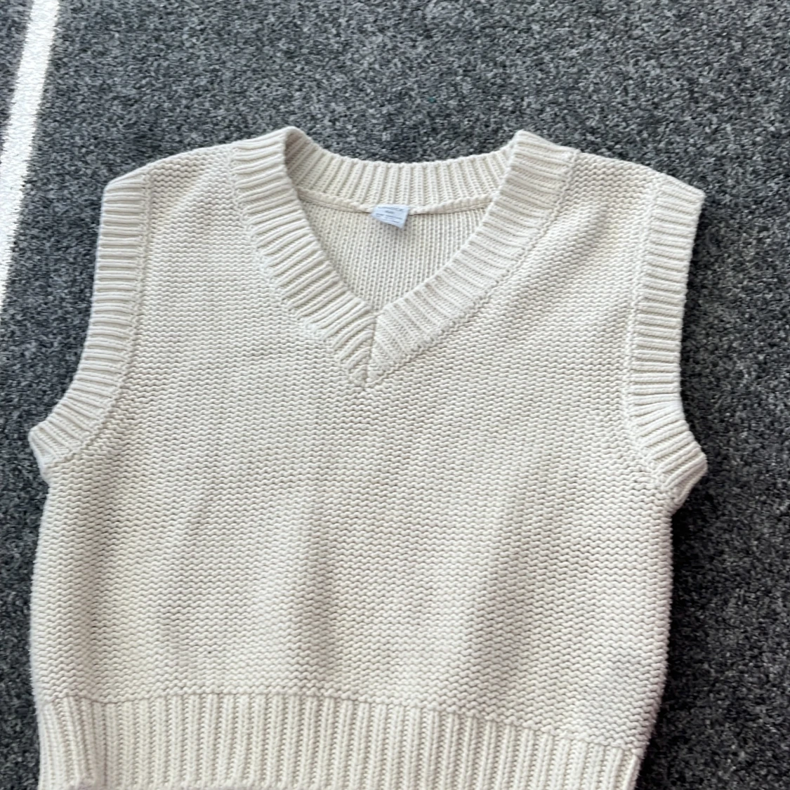 Beige stickad väst från Lindex