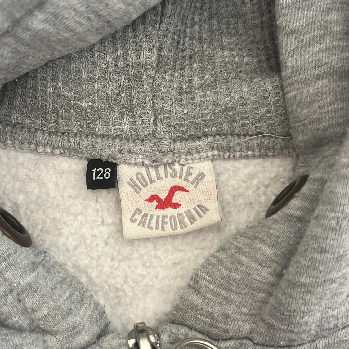 Grå hoodie från Hollister - 2