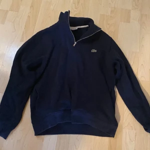 Lacoste quarter zip  - En quarter zip från Lacoste, knappast använd och i nyskick. Pris kan diskuteras. ⚠️Tar även emot byte mot större storlek⚠️