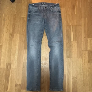 Grå jeans från Jack & Jones - Snygga grå jeans från Jack & Jones.