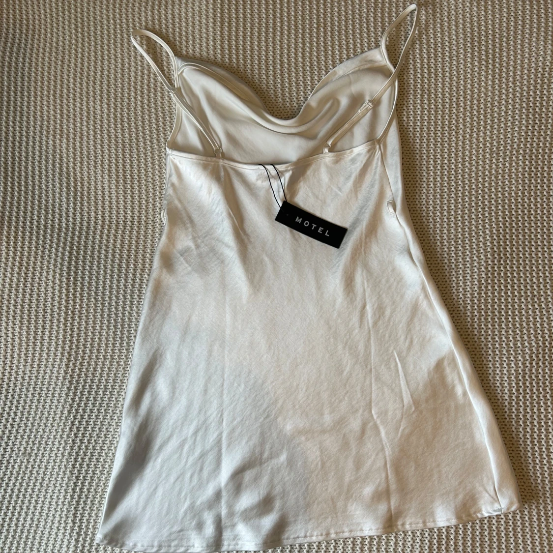 Vit klänning från Motel (Pavia Dress Ivory)  - 1