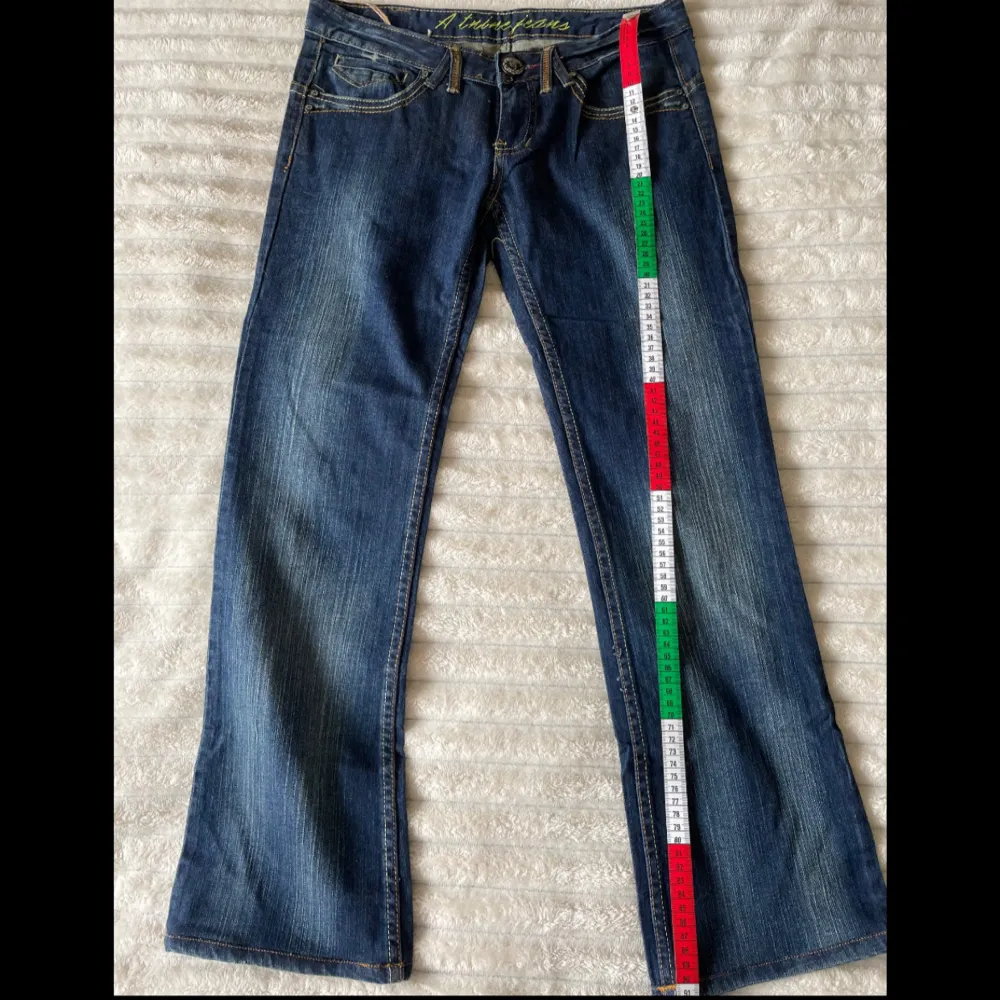 Snygga blå bootcut jeans med broderade detaljer på bakfickorna. Jag är 163 cm. Säljer då de är för korta så passar bra till den som är lite kortare. Innerbenlängden är ca 69 cm. Köparen står för frakten 💕. Farkut & Housut.