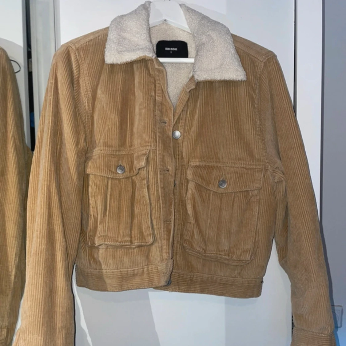 Beige manchesterjacka från Bik Bok