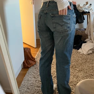 Levi's 501 jeans - Säljer dessa supersnygga jeansen från Levis i modellen 501. Byxorna är lite skavda längst ner på benen då dom är lite långa på mig (skriv om du vill ha bild på de) . Jag är 173 cm som referens🤗