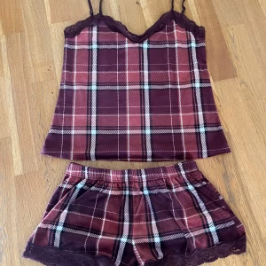 Pyjamassett från hunkemöller - Snyggt och mjukt rutigt pyjamassett från hunkemöller i storlek S!!💘