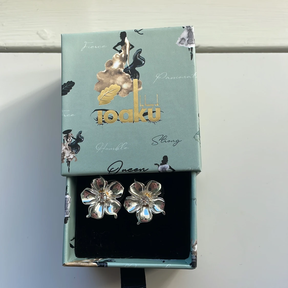 Silverfärgade blomformade örhängen från Ioaku