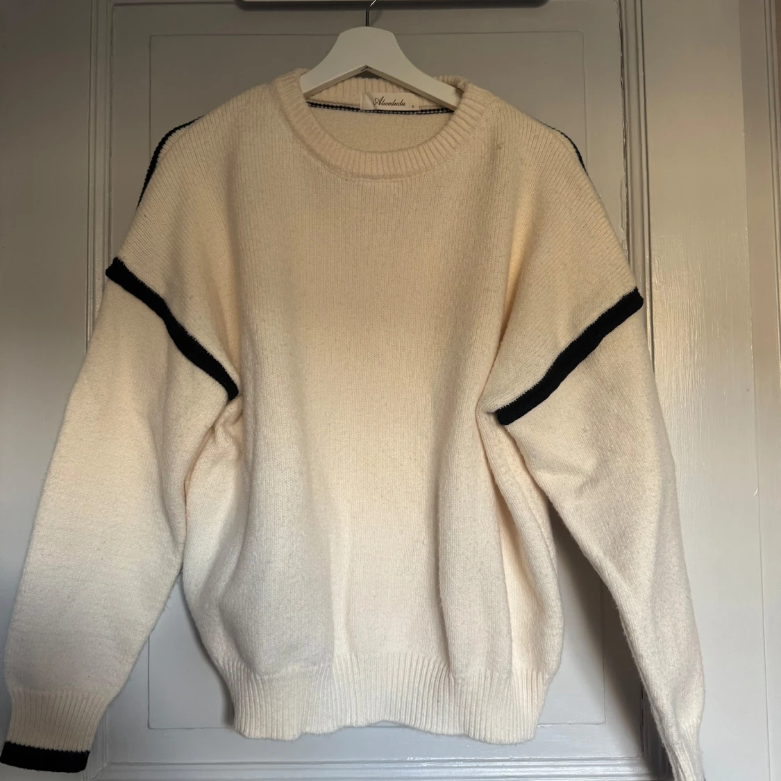 Vit stickad tröja med svarta detaljer - 3