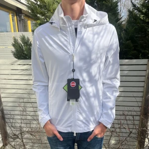 Colmar windbreaker (HELT NY) - Tja! Säljer nu denna sjukt snygga colmar windbreaker som är perfekt nu inför varmare tider. Skick 10/10 helt ny med lapparna kvar. Nypris ligger runt 3000kr men säljs nu för endast 1499kr. Hör gärna av er vid minsta lilla fundering.