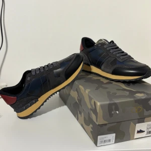 Valentino Rockrunner (intresse koll) - Gör en intresse koll på mina Valentino rockrunners i jätte bra skick. Tar emot byten mot andra skor. Kom gärna med pris förslag och byten. 