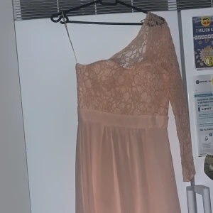 Balklänning rosa lace - En rosa balklänning med lace på överdelen ifrån Elise Ryan  i storlek 34