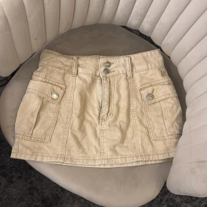Beige Cargo kjol  - Jätte fin cargo kjol, köpt på Vinted och har aldrig använt 