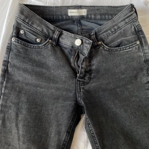 Svarta jeans från Perfect Jeans - Snygga svarta jeans från Perfect Jeans med klassisk femficksdesign och dragkedja. De har en stilren look och passar perfekt för en avslappnad stil. Perfekta för dig som vill ha en tidlös och bekväm byxa.