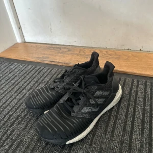 Adidas ultra boost  - Säljer mina Adidas Ultraboost då jag inte använder dem längre. Skick 7/10.