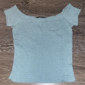 Ljusblå ribbad topp från Bik Bok - Säljer en ljusblå ribbad topp från Bik Bok. Toppen har en offshoulder-design och korta ärmar, den är mjuk och len och inte jobbig och ha på sig🩵