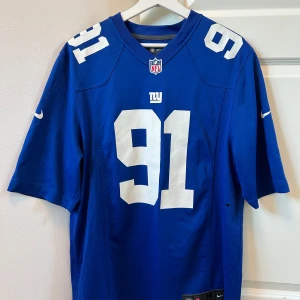 NFL-Jersey  - Säljer en blå NFL-tröja från Nike i bra skick! Säljer då den inte kommer till användning🔥Hör av er vid några funderingar! 