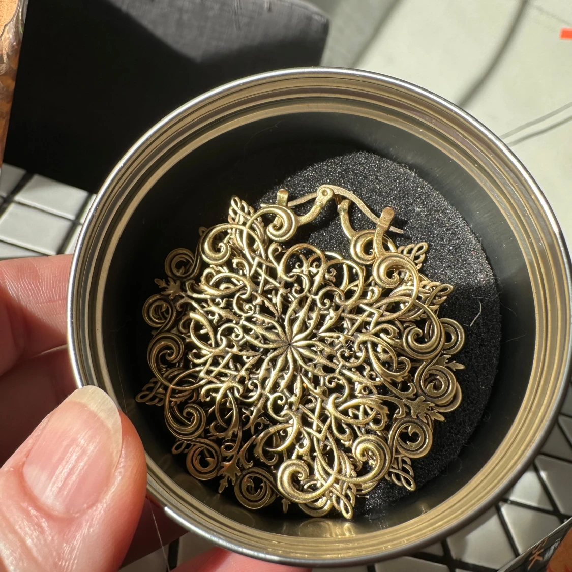 Guldiga örhängen med intrikat mönster