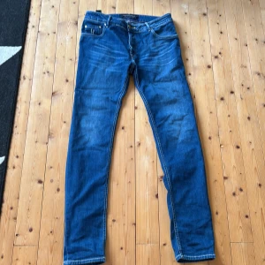 Handpicked Jeans - Tja! Säljer nu dessa riktigt feta jeans från Handpicked. Jeansen är använda 2-3 gånger så skicket är 10 av 10. Hör av er vid minsta fråga eller fundering😁
