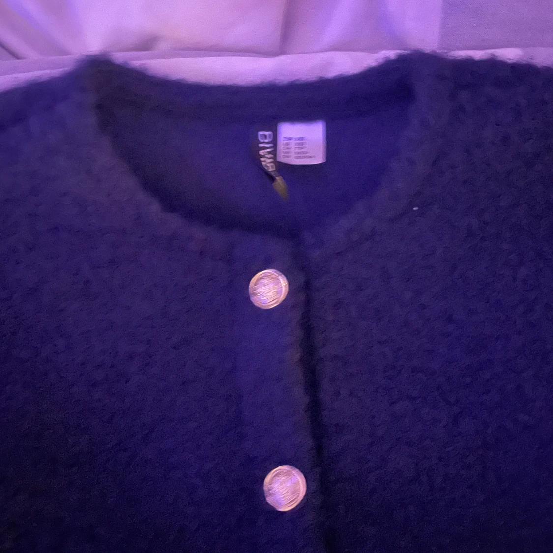 Mörkblå kofta med guldknappar - 3