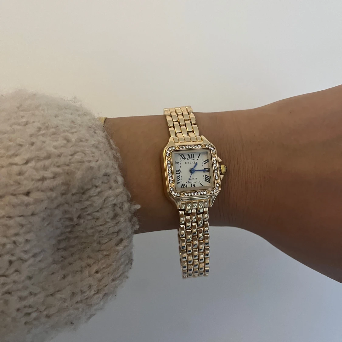 Guldfärgad klocka med glittrig ram - 1