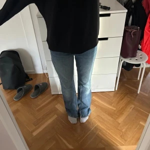 Blå bootcut jeans - Snygga o coola blå bootcut jeans med låg midja! Har en slits, jag är 173. Midjemåttet är 39 cm o innerbenslängden 83 cm 