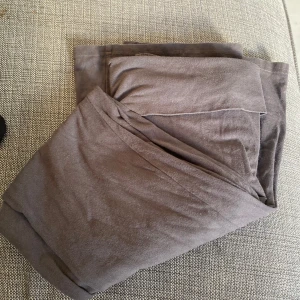 Grå byxor från Divided - Säljer ett par grå yogapants från Hm. Perfekta för en bekväm stil. Säljer pga att de var för korta för mig som är 172. 