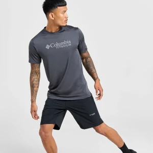 Grå t-shirt från Columbia - Säljer en grå t-shirt från Columbia Titanium. Den är kortärmad och har en stilren design med Columbia-loggan tryckt på framsidan. Perfekt för träning eller vardagsbruk.Helt oanvänd. Perfekta om man har en lång överkropp.