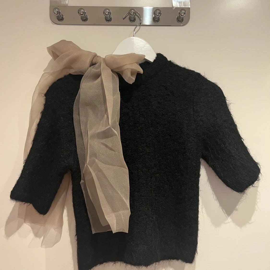 Svart tröja med beige rosett